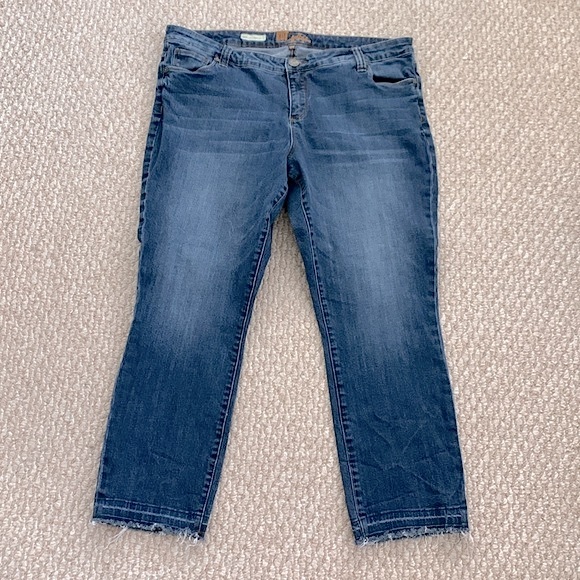 Kut from the Kloth Emma Ankle Straight Jean - Picture 3 of 16
